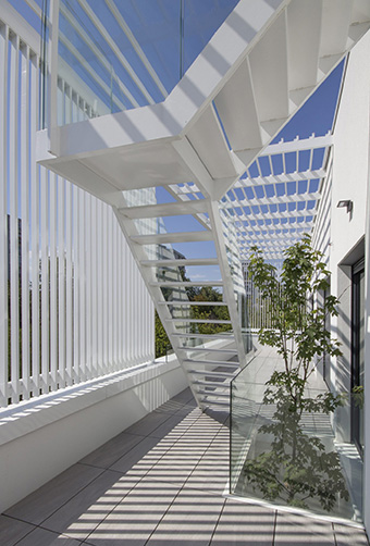 Corner view of Veslačka building